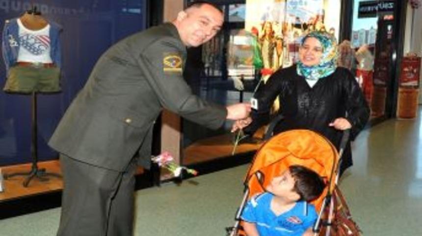 Jandarma, Annelere &Ccedil;i&ccedil;ek Dağıttı