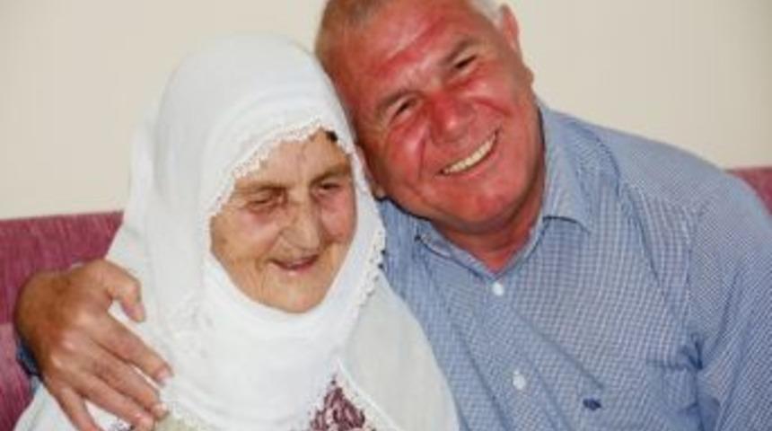 En Yaşlı Anneye Anneler G&uuml;n&uuml; Ziyareti