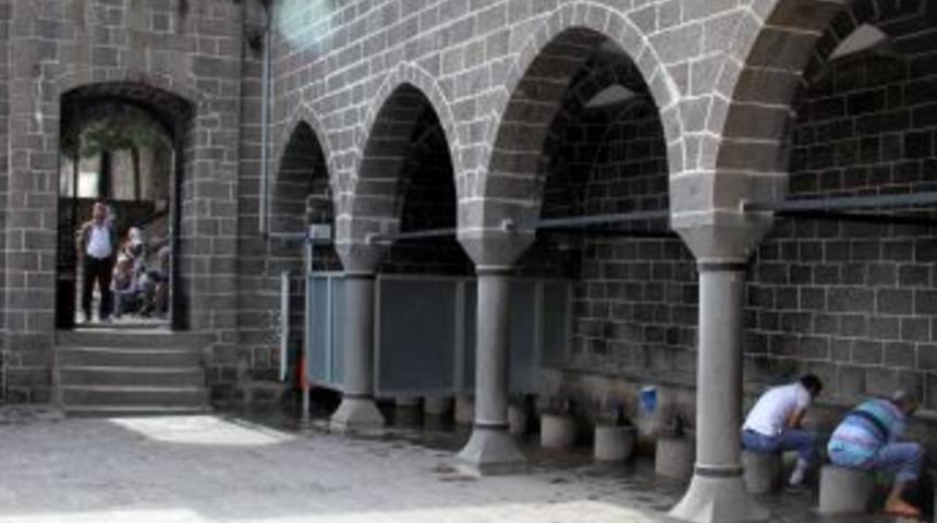 Şehit Sahabe Kabirlerinin &Ccedil;evresindeki &Ccedil;alışma, 5 Yılda Bir Arpa Boyu Ilerledi