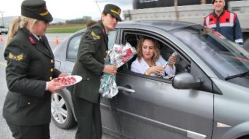 Jandarmadan Trafikteki Annelere &Ccedil;i&ccedil;ek S&uuml;rprizi