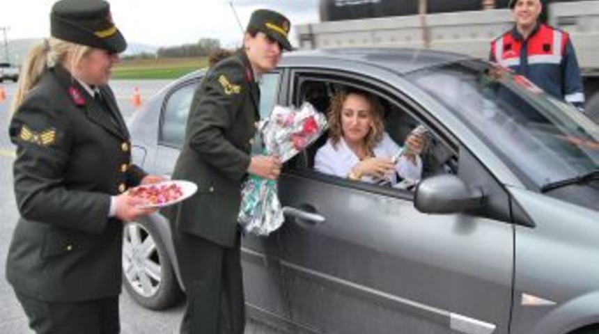 Jandarmadan Trafikteki Annelere 'Anneler G&uuml;n&uuml;&rdquo; S&uuml;rprizi