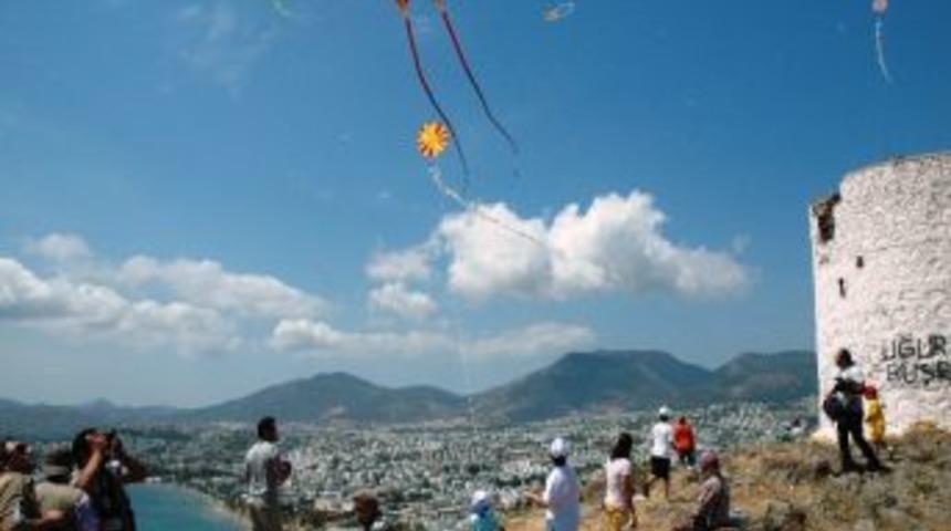 G&ouml;ky&uuml;z&uuml;n&uuml; Rengarenk U&ccedil;urtmalar Kapladı