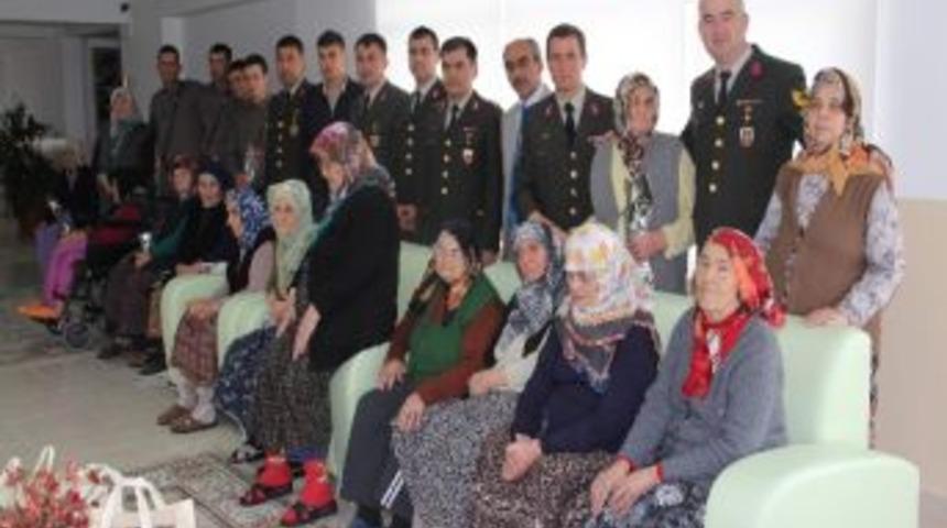 Jandarma&rsquo;dan Huzurevlerine Anneler G&uuml;n&uuml; Ziyareti