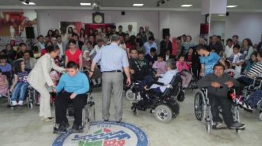 Engellilere 15&rsquo;i Ak&uuml;l&uuml; 65 Sandalye Dağıtıldı