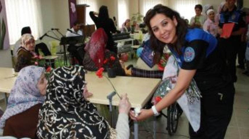 Polisten Anlamlı Ziyaret