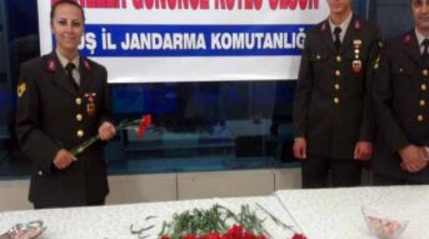 Jandarmadan Annelere Karanfil