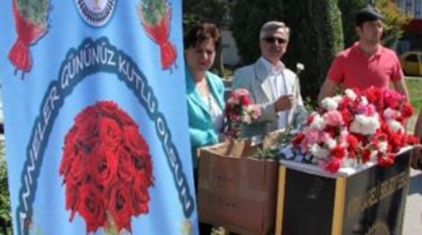 Başkan &Ccedil;ağlayan, Anneler G&uuml;n&uuml;nde karanfil dağıttı