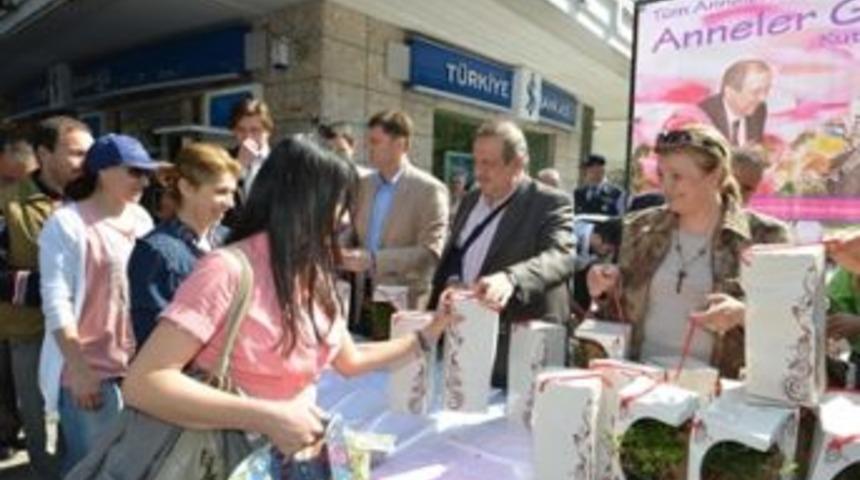 Anneler G&uuml;n&uuml;&rsquo;ne &ccedil;i&ccedil;ekli kutlama