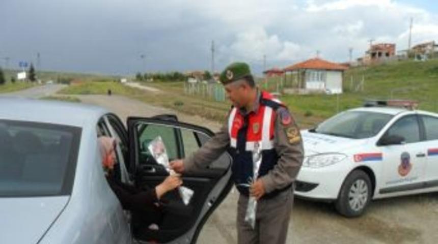 Jandarma&rsquo;dan Anneleri Duygulandıran Uygulama