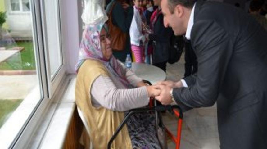 Öğretmen Ve Öğrenciler Huzurevindeki Anneleri Unutmadı