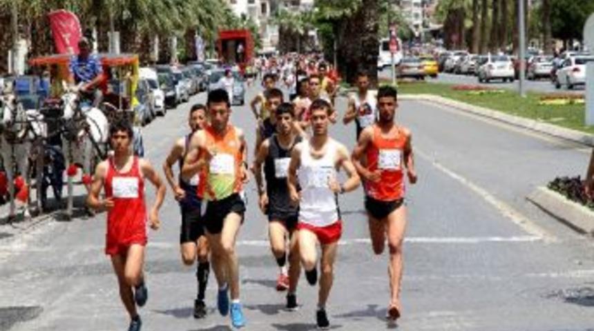 Anneler G&uuml;n&uuml;&rsquo;nde Z&uuml;beyde Hanım İ&ccedil;in Koştular