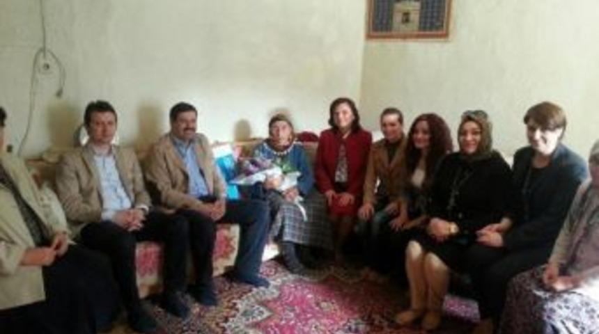 Ak Parti'den Anneler G&uuml;n&uuml; Ziyareti