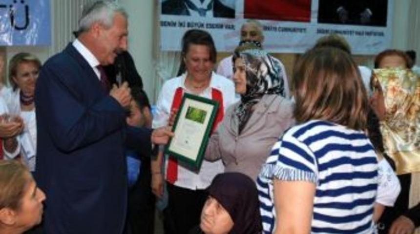 Kılı&ccedil;daroğlu'ndan Sevilay &Ouml;ğretmenin Annesine Plaket
