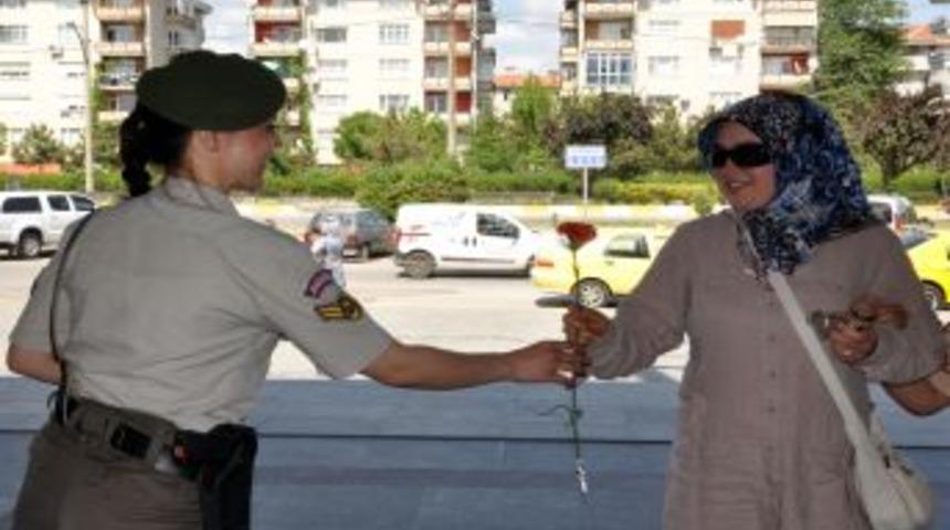 Jandarma Annelere Karanfil Dağıttı