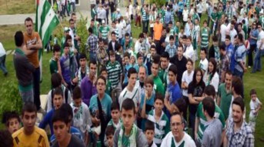 Bursaspor'a Taraftarlardan Moral