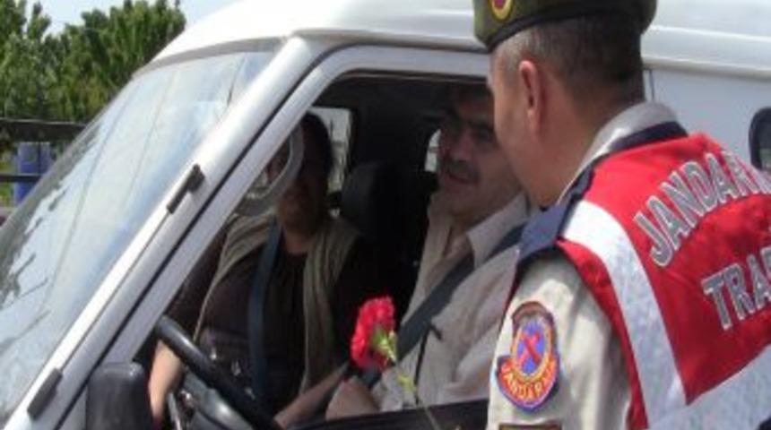 Karam&uuml;rsel Jandarma Ekiplerinden Annelere Karanfil
