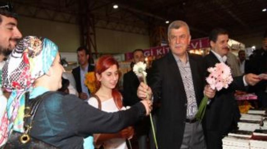 Başkandan Annelere &Ccedil;i&ccedil;ek