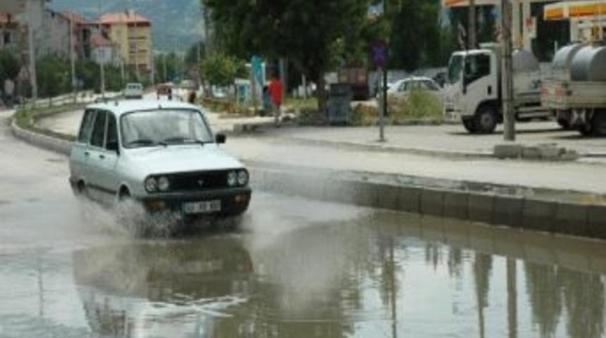 Yoldaki Su Birikintisi Kazalara Davetiye &Ccedil;ıkarıyor
