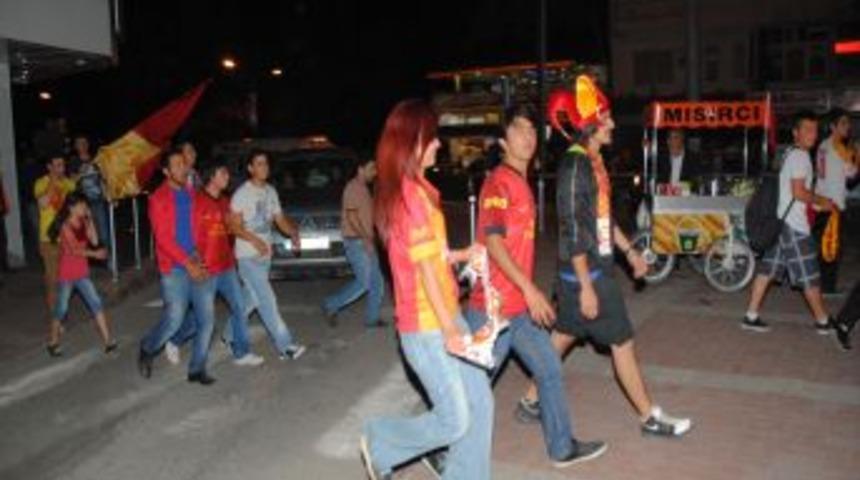 Galatasaray, Yenilsede Taraftar Şampiyonluk Kutlamasına Devam Ediyor