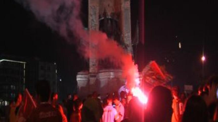 Galatasaray Taraftarı Yenilgiye Rağmen Şampiyonluğu Kutladı