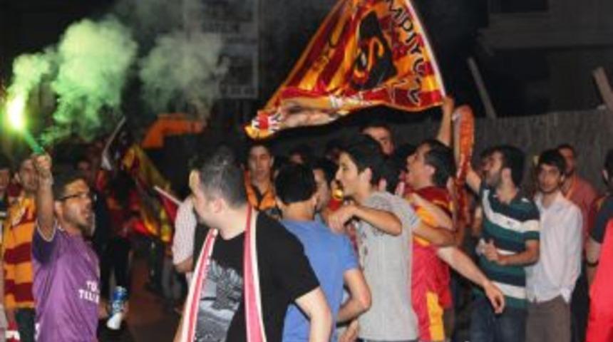 Galatasaray Taraftarları Takımlarını Coşkuyla Karşıladı