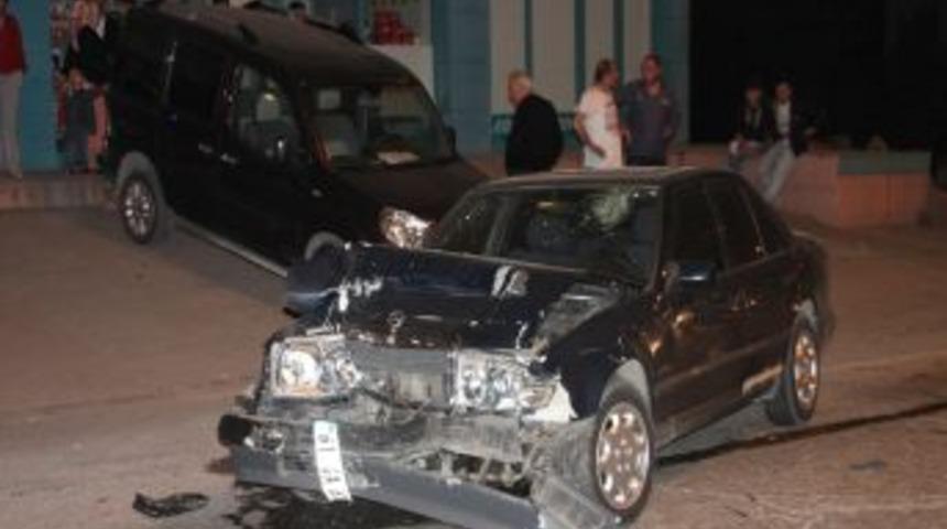 Alkoll&uuml; S&uuml;r&uuml;c&uuml; Kazaya Yol A&ccedil;tı: 6 Yaralı