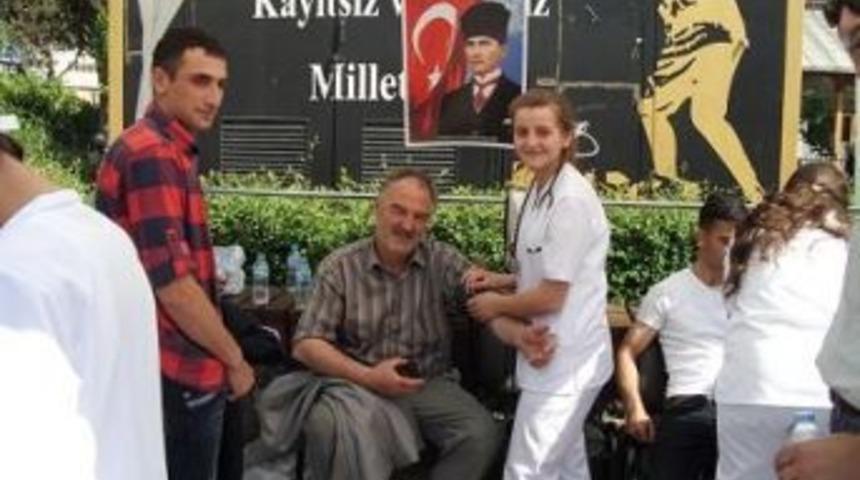 Sağlık Koleji Vatandaşın Nabızını &Ouml;l&ccedil;&uuml;yor