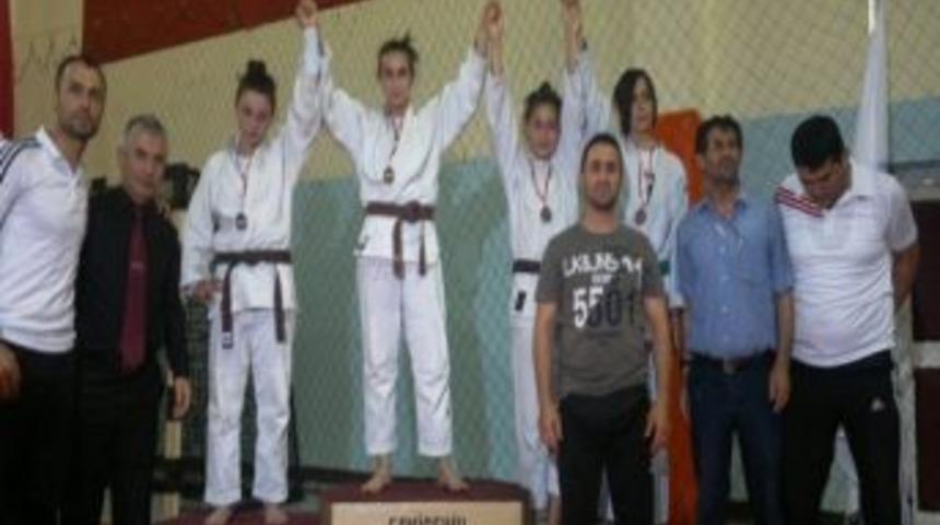 D&uuml;zceli Judocular Yine K&uuml;rs&uuml;de