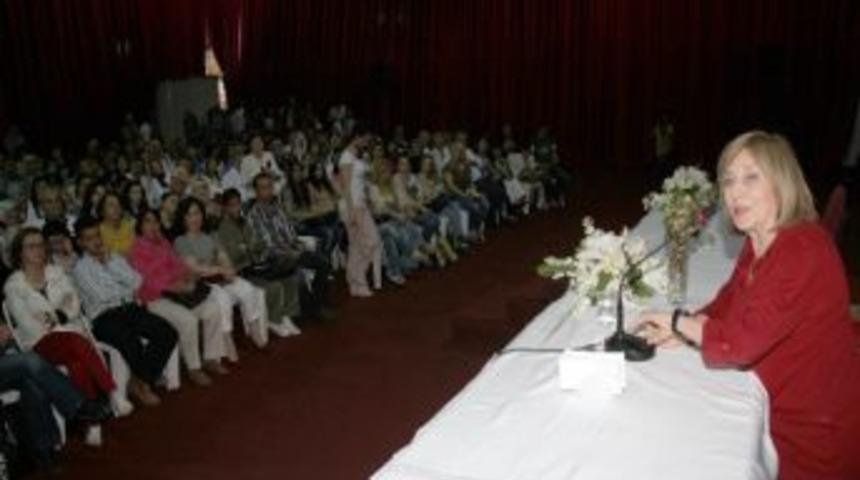 Ayşe Kulin Kitap Fuarı'nda Okurlarıyla Buluştu