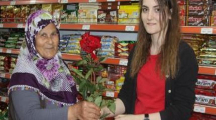 Gıda Firması Annelere 10 Bin Adet G&uuml;l Dağıttı