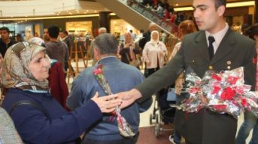İl Jandarma Komutanlığı Anneler G&uuml;n&uuml;nde &Ccedil;i&ccedil;ek Dağıttı