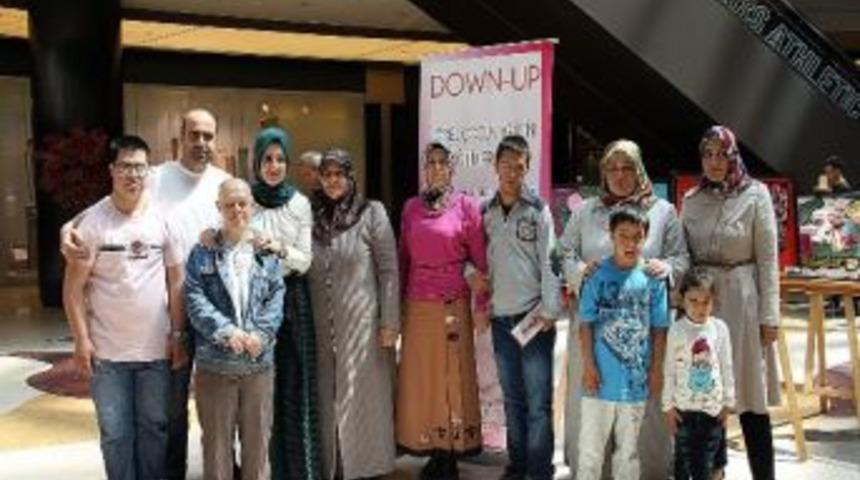 Down Sendromlu &Ccedil;ocuklar Annelerini Unutmadı