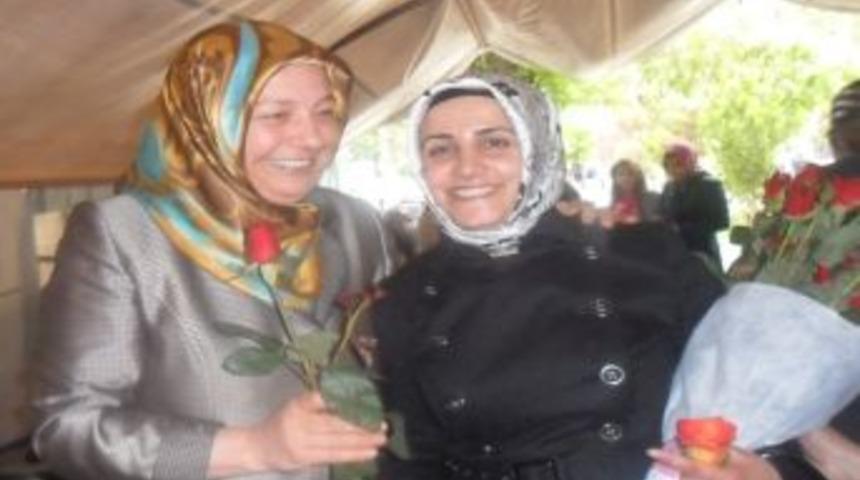 Ak Partili Kadınlar &lsquo;anneler G&uuml;n&uuml;&rsquo;nde G&uuml;l Dağıttı