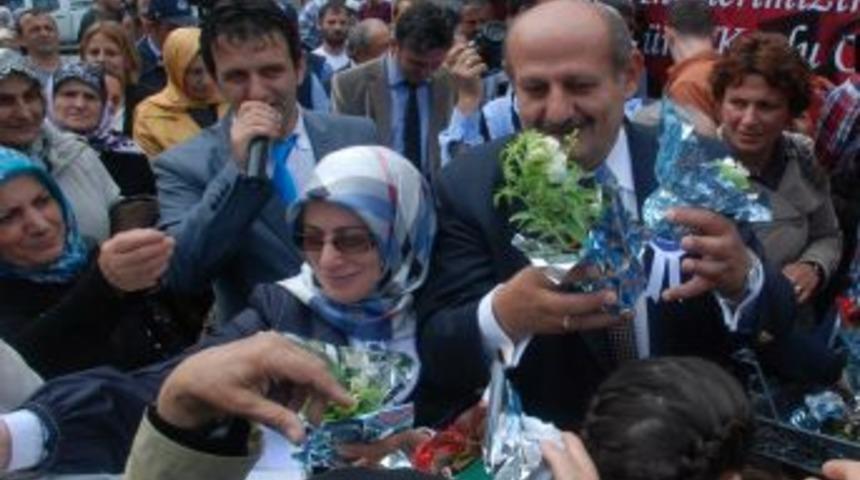 Rize&rsquo;de Annelere 5 Bin &Ccedil;i&ccedil;ek Dağıtıldı