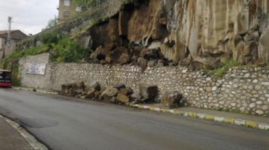Bitlis&rsquo;te G&ouml;&ccedil;&uuml;k: Dev Kayalar Yola Yuvarlandı