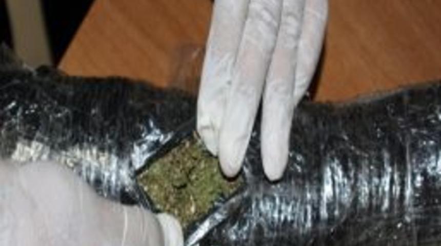 Muğla&rsquo;da Zanlıların Sırtından 1 Kg. Esrar &Ccedil;ıktı