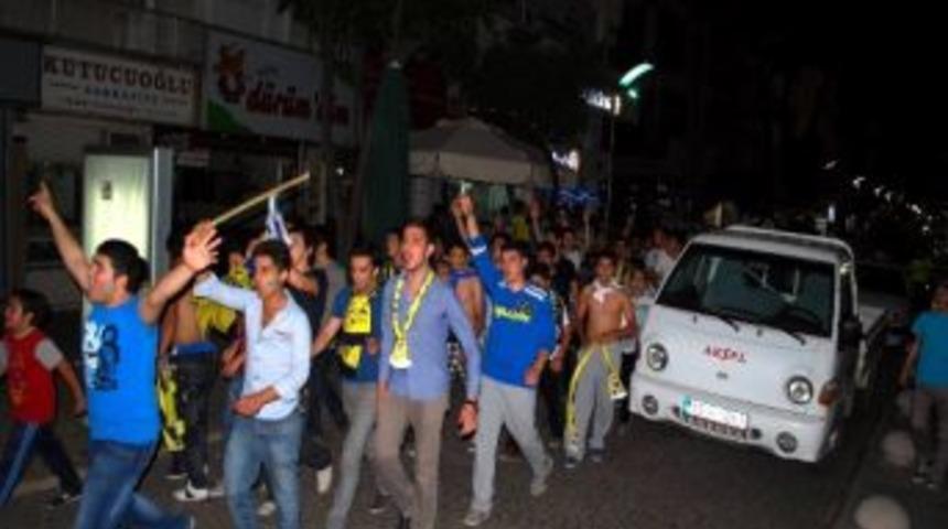 Fenerbah&ccedil;e Taraftarı Galibiyeti Kutladı