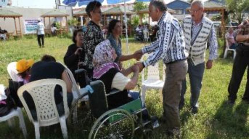 Başkan Karabağ, Annelerle Bir Araya Geldi