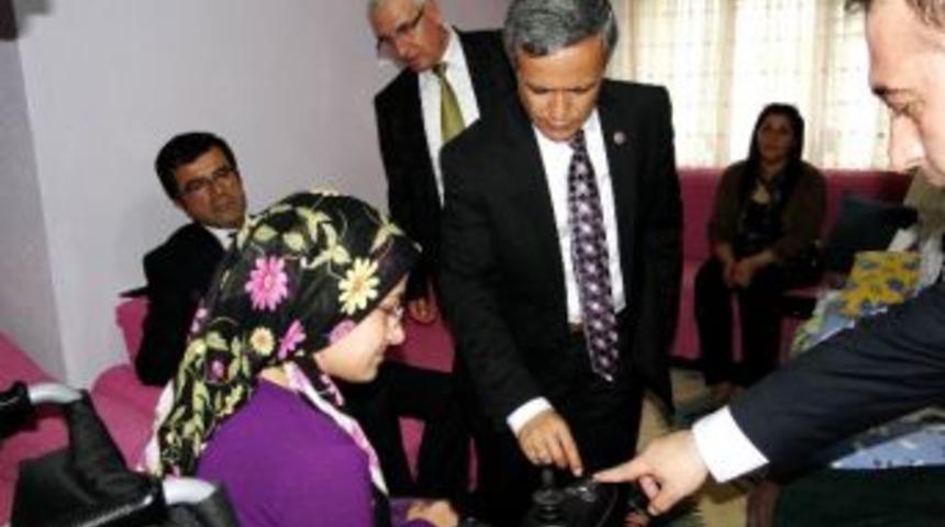 Milletvekili Yurttaş, Engelli Semra&rsquo;yı Sevindirdi