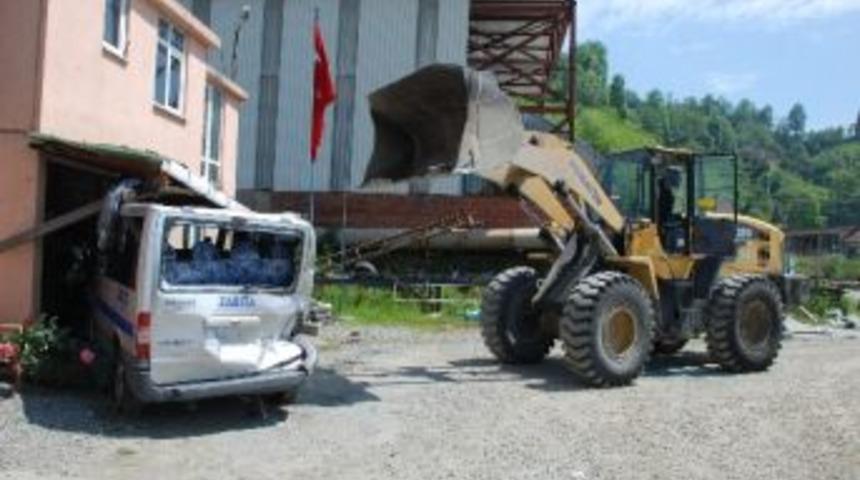 Tesisini Kapatmaya Gelen Zabıta Ekiplerinin Aracına Saldırdı