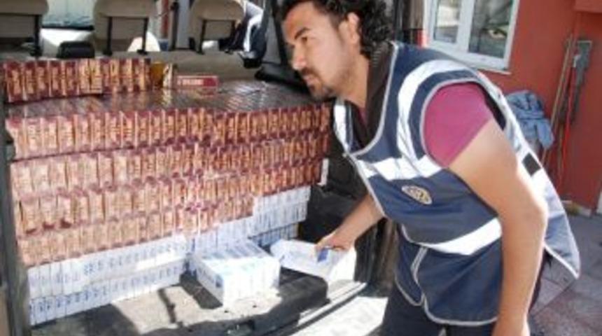 Dur İhtarına Uymayan Kamyonetten Ka&ccedil;ak Sigara &Ccedil;ıktı
