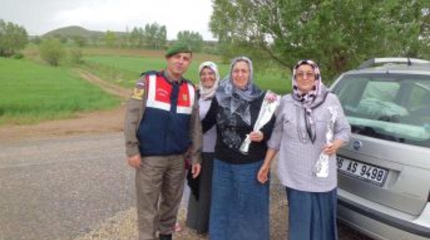 Jandarmadan Annelere Karanfil Ve &Ccedil;i&ccedil;ek