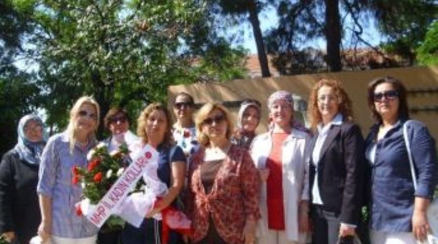 Mhp&rsquo;li Kadınlar Z&uuml;beyde Hanım&rsquo;ı Ve Şehit Anneleri Unutmadı