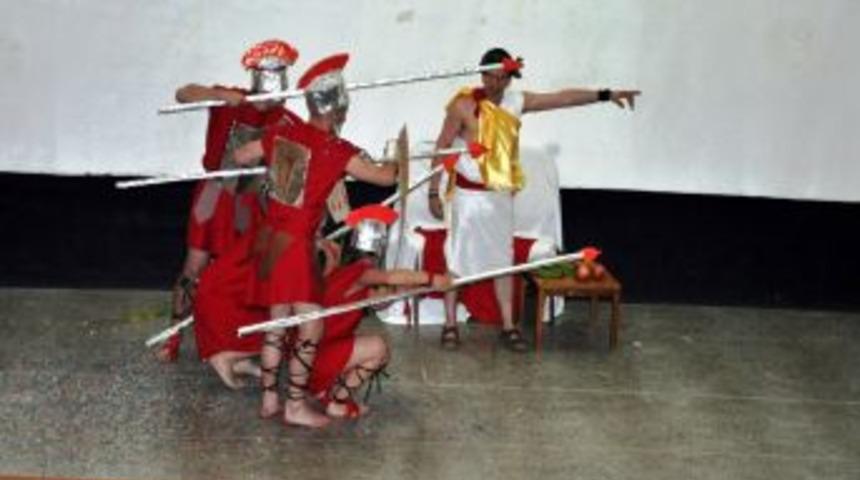 Veni Vidi Didici Oyunu Zile'de Sahnelendi