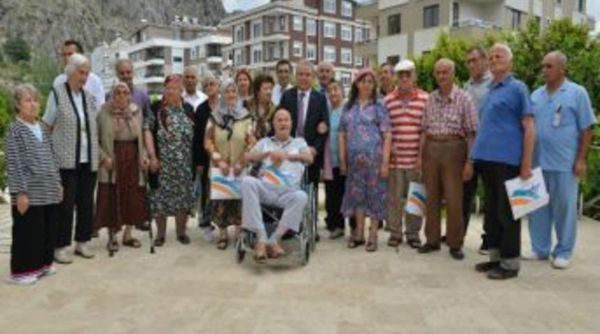 Başkan B&ouml;cek, Huzurevi Sakinlerini Ziyaret Etti