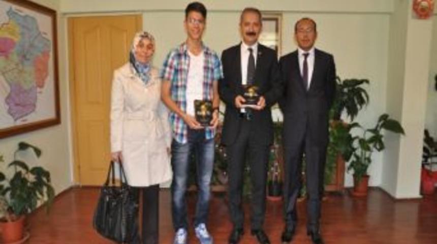 Milli Eğitim M&uuml;d&uuml;r&uuml; Celalettin Ekinci Gen&ccedil; Yazarla Buluştu