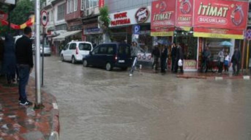 Afyonkarahisar&rsquo;da Dolu İle Karışılık Yağmur Hayatı Olumsuz Etkiledi