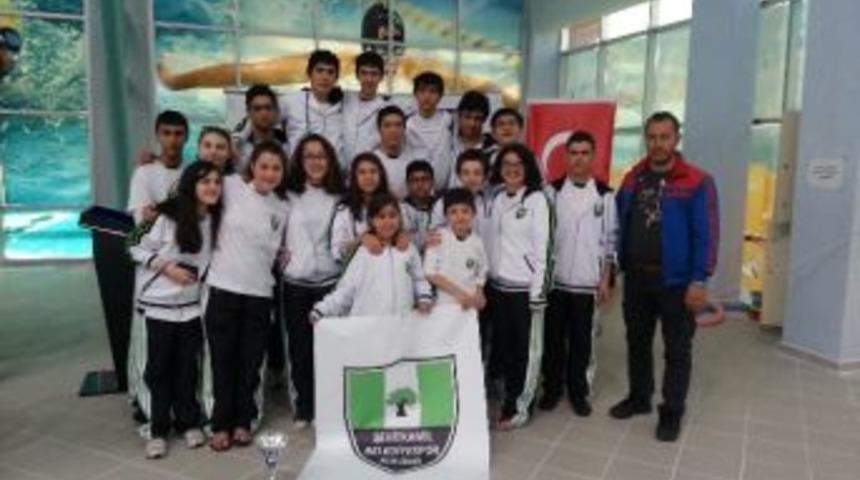 Şehitkamil&rsquo;in Milli Gururu Havuzda Devam Ediyor