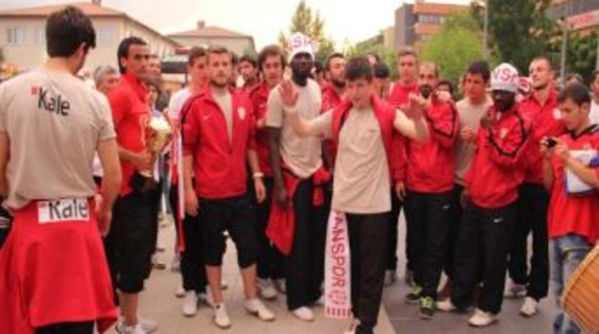 &Ccedil;anspor&rsquo;a Davullu-zurnalı Kutlama