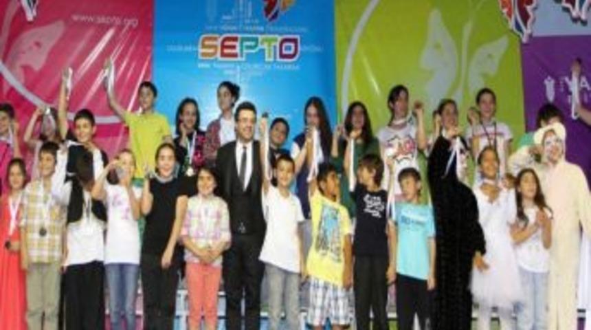 Emine Nakıboğlu SEPTO'da 3 &Ouml;d&uuml;l Aldı